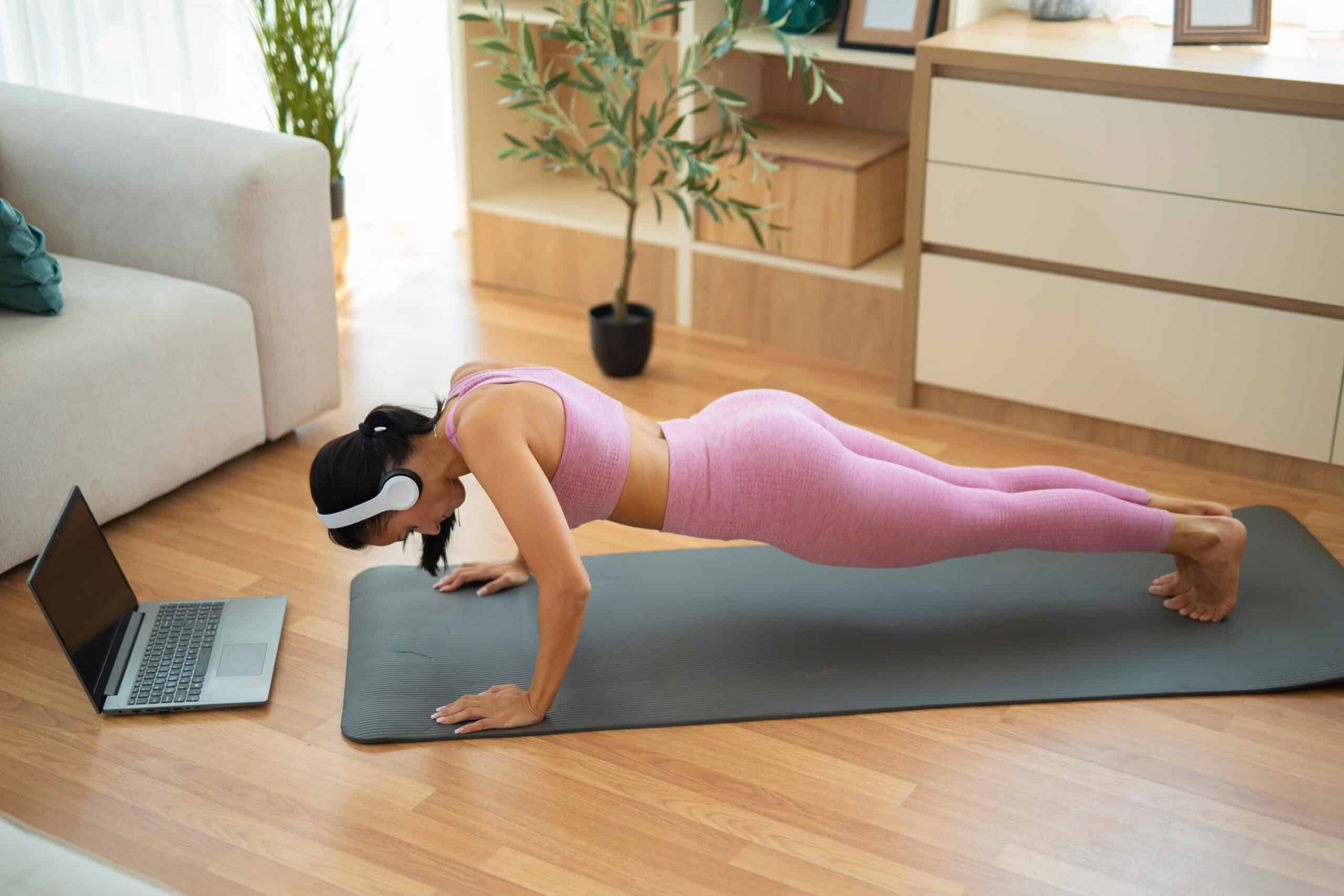 exercício de flexões entre os exercícios diários para fortalecer o corpo